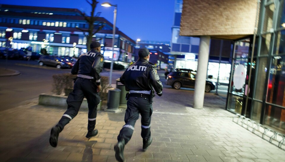 Politiet beslagla et skarpladd våpen og pågrep fire personer etter en aksjon på Tøyen i Oslo.