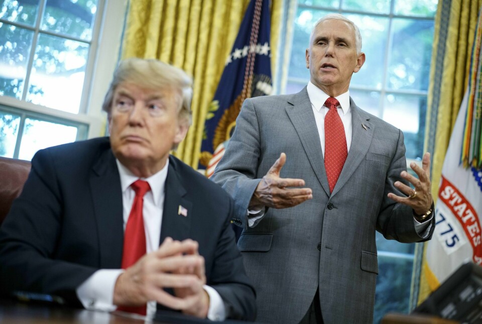 Visepresident Mike Pence (t.h.) avviser at det er han som skrev den anonyme kronikken om hva som foregår på innsiden av Det hvite hus. President Donald Trump jakter på forfatteren.