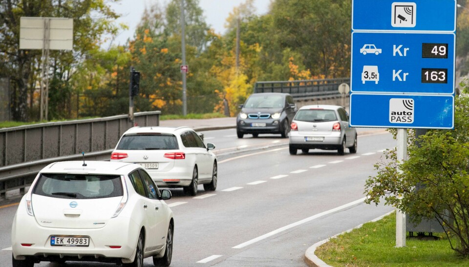 Oslo 20171001.
Det blir dyrere å kjøre inn i hovedstaden. Det koster 54 kroner for bensinbiler og 59 kroner for dieselbiler å passere bomringen i rushtiden (mellom klokken 6.30-9 og klokken 15-17), mot henholdsvis 44 og 49 kroner utenfor rush. Lørdag, søndag, fridager, helligdager og hele juli måned er unntatt rushtidstillegg. Her fra bomstasjonen langs Mosseveien.
Foto: Heiko Junge / NTB scanpix