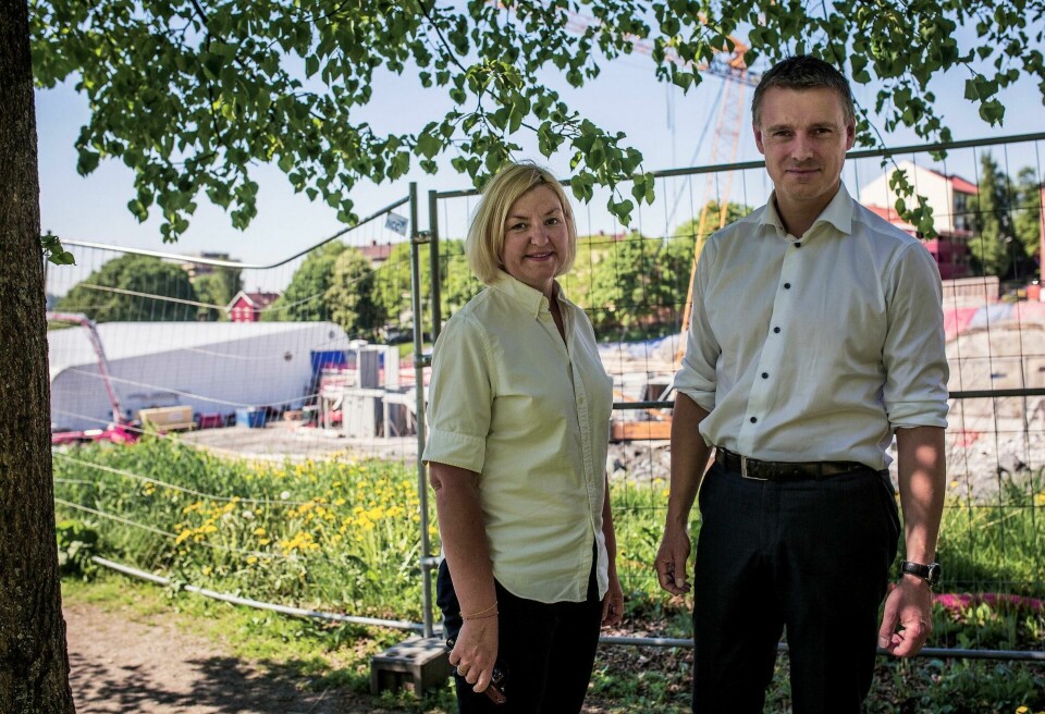 Byråd Kjetil Lund og direktør i kultur og idrettsbygg Eli Grimsby på byggeplassen tidligere i sommer. Byråd Kjetil Lund og direktør i kultur og idrettsbygg Eli Grimsby på byggeplassen tidligere i sommer.