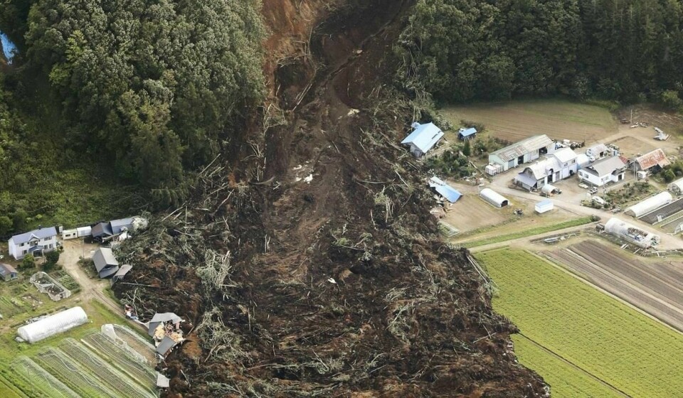Flyfoto viser et av flere voldsomme jordskred som er utløst som følge av jordskjelvet og de påfølgende etterskjelvene.
