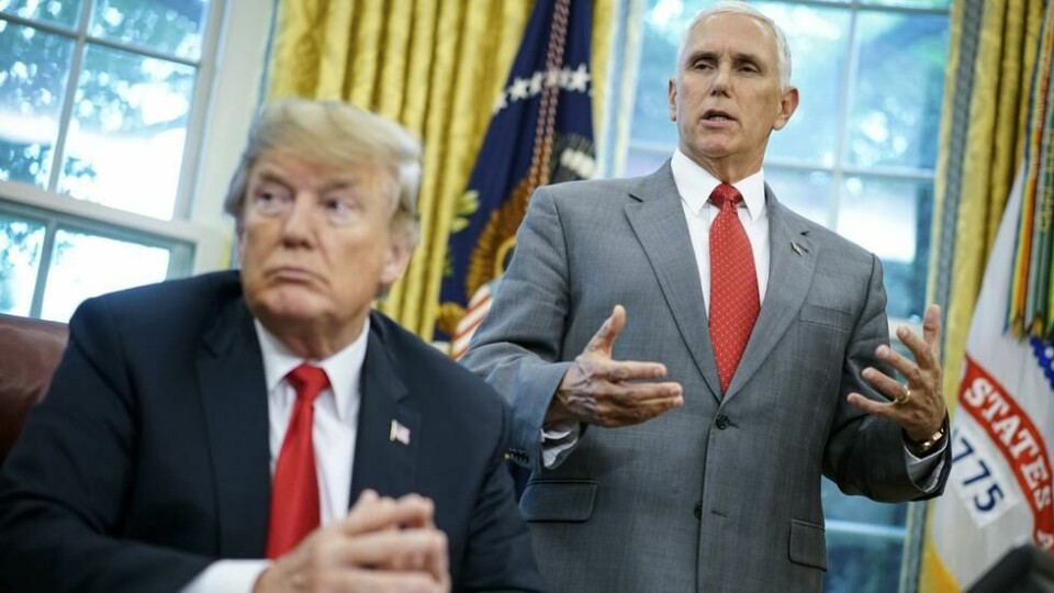 Visepresident Mike Pence (t.h.) har tidligere avvist at det er han som skrev den anonyme kronikken om hva som foregår på innsiden av Det hvite hus. President Donald Trump har satt i gang en intens jakt på forfatteren. Visepresident Mike Pence (t.h.) har tidligere avvist at det er han som skrev den anonyme kronikken om hva som foregår på innsiden av Det hvite hus. President Donald Trump har satt i gang en intens jakt på forfatteren.