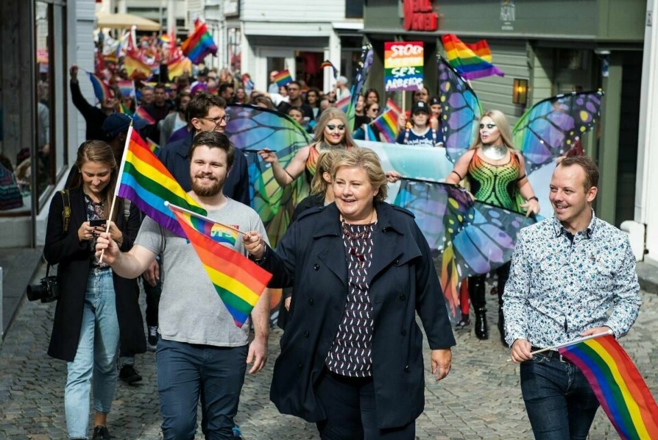 Erna Solberg ledet an – flere tusen i pride-parade