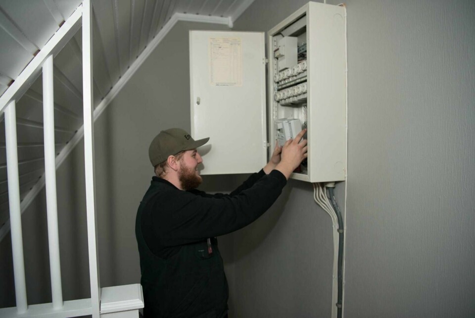 På Hvaler er det Oneco som har vært installasjonsfirma og i Fredrikstad SMARTservice Norge som benyttet lokale firmaer som Storm Elektro, Bravida og Slevik elektriske til skifte av strømmålere.
