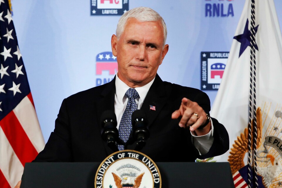 Visepresident Mike Pence. FILE - In this Aug. 24, 2018 file photo, Vice President Mike Pence gestures while speaking to the Republican National Lawyers Association in Washington. President Donald Trump is lashing out against the anonymous senior official who wrote an opinion piece in The New York Times. Washington is consumed by a wild guessing game as to the identity of the writer, and swift denials of involvement in the op-ed came Thursday from top administration officials, including from Vice President Mike Pence's office, Secretary of State Mike Pompeo and Dan Coats, director of national intelligence, and other Cabinet members. (AP Photo/Jacquelyn Martin)