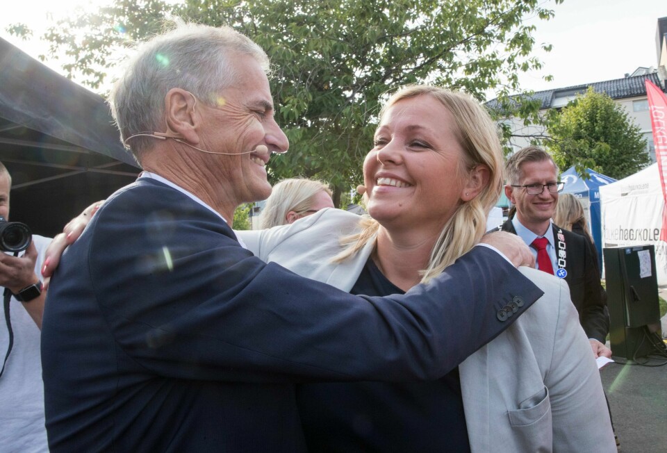 Partisekretær i Arbeiderpartiet Kjersti Stenseng (t.v.) tror det kan være en god idé med en ekstra ferieuke for småbarnsforeldre. Her gir hun partileder Jonas Gahr Støre en klem under Arendalsuka.