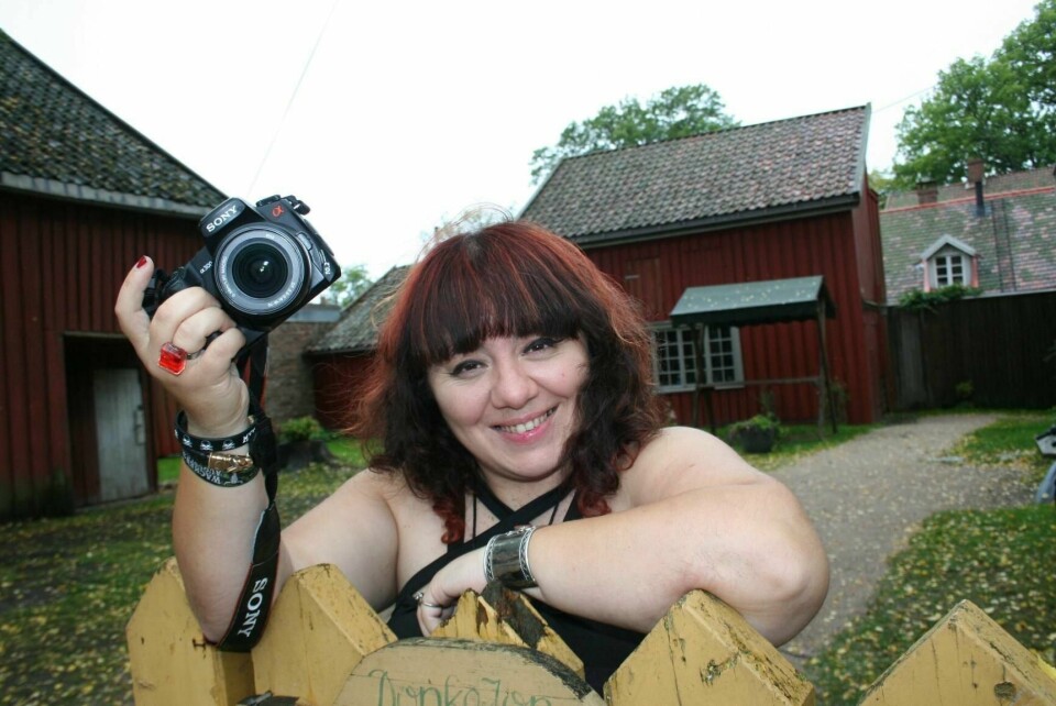 - Å være annerledes er en gave! poengterer Anna Maria Gentili som fredag åpner fotokunst-utstillingen «Kunsten å ikke passe inn» i ateliéet «Den lille Gale» i Donkejon-haven.