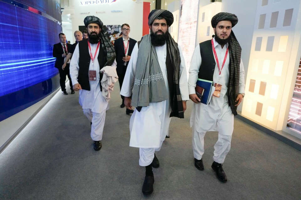 Taliban-regjeringens fungerende arbeids- og sosalminister Abdul Hanan Omari (i midten) og andre representanter fra Afghanistan fotografert i St. Petersburg tidligere i juni, der de var på en internasjonal konferanse. Søndag skal andre Taliban-topper på et FN-støttet møte i Qatar. Taliban-regjeringens fungerende arbeids- og sosalminister Abdul Hanan Omari (i midten) og andre representanter fra Afghanistan fotografert i St. Petersburg tidligere i juni, der de var på en internasjonal konferanse. Søndag skal andre Taliban-topper på et FN-støttet møte i Qatar. Foto: Dmitri Lovetsky / AP / NTB