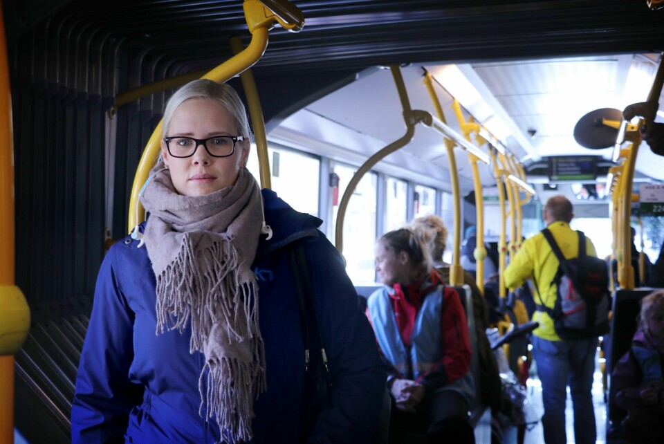 Busspassasjer Marthe Victoria Asphaug sier til RA at det er småting som gjør at hun foretrekker bil framfor buss. Som for eksempel at bussen ofte er forsinket, og at det tar mye lengre tid.