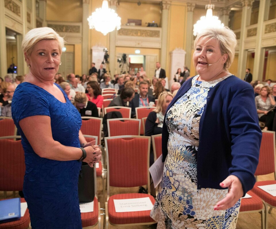 Siv Jensen (Frp) og Erna Solberg (H) sluttet Norge til klubben av land uten skatt på arv. Her åpner de en konferanse om ulikhet.