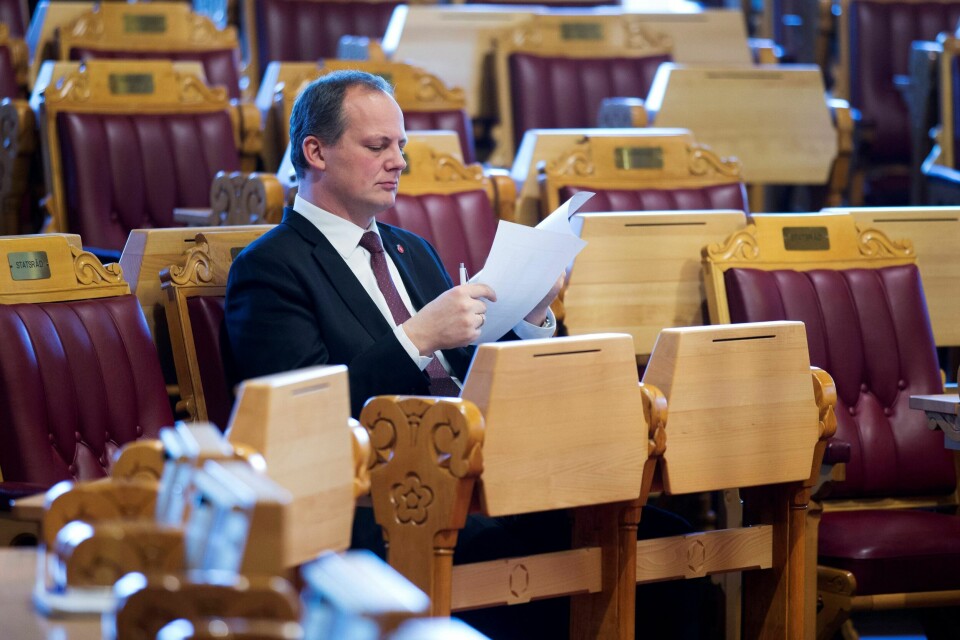 Det har vært stor oppmerksomhet rundt avgangen til samferdselsminister Ketil Solvik-Olsens tidligere kommunikasjonssjef, Anne Marie Storli. Ifølge DN ble Storli ble fjernet fra jobben fordi hun ikke ville drive partipolitisk bistand for Frp. Solvik-Olsen sier til Dagsavisen at han ser fram til å gi sin versjon til Stortinget. FOTO: HÅKON MOSVOLD LARSEN/NTB SCANPIX Det har vært stor oppmerksomhet rundt avgangen til samferdselsminister Ketil Solvik-Olsens tidligere kommunikasjonssjef, Anne Marie Storli. Ifølge DN ble Storli ble fjernet fra jobben fordi hun ikke ville drive partipolitisk bistand for Frp. Solvik-Olsen sier til Dagsavisen at han ser fram til å gi sin versjon til Stortinget. FOTO: HÅKON MOSVOLD LARSEN/NTB SCANPIX