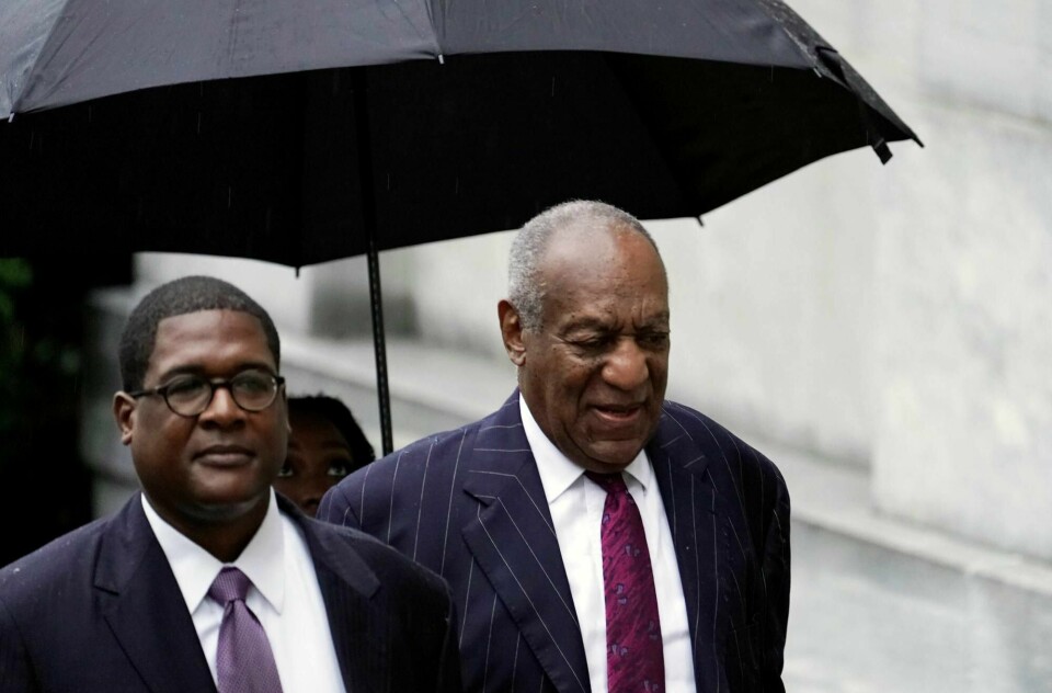 Bill Cosby på vei fra rettsbygningen i Norristown mandag, dagen før det er ventet straffutmåling.