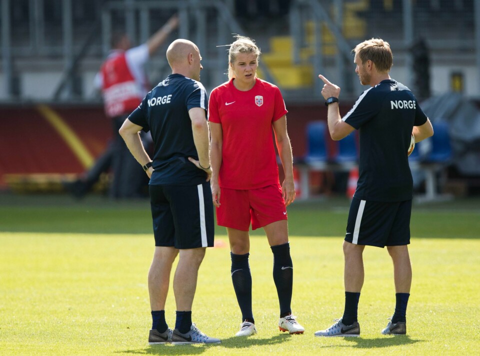 Ada Hegerberg og Martin Sjögren i dialog under EM-sluttspillet i fjor sommer.