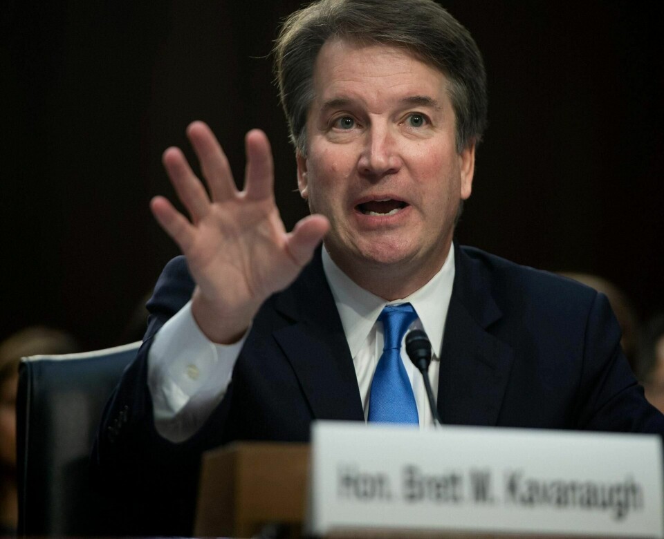 Dommer Brett Kavanaugh blir grillet om overgrepsanklager fra fester i tenårene under høringen i justiskomiteen i dag.
