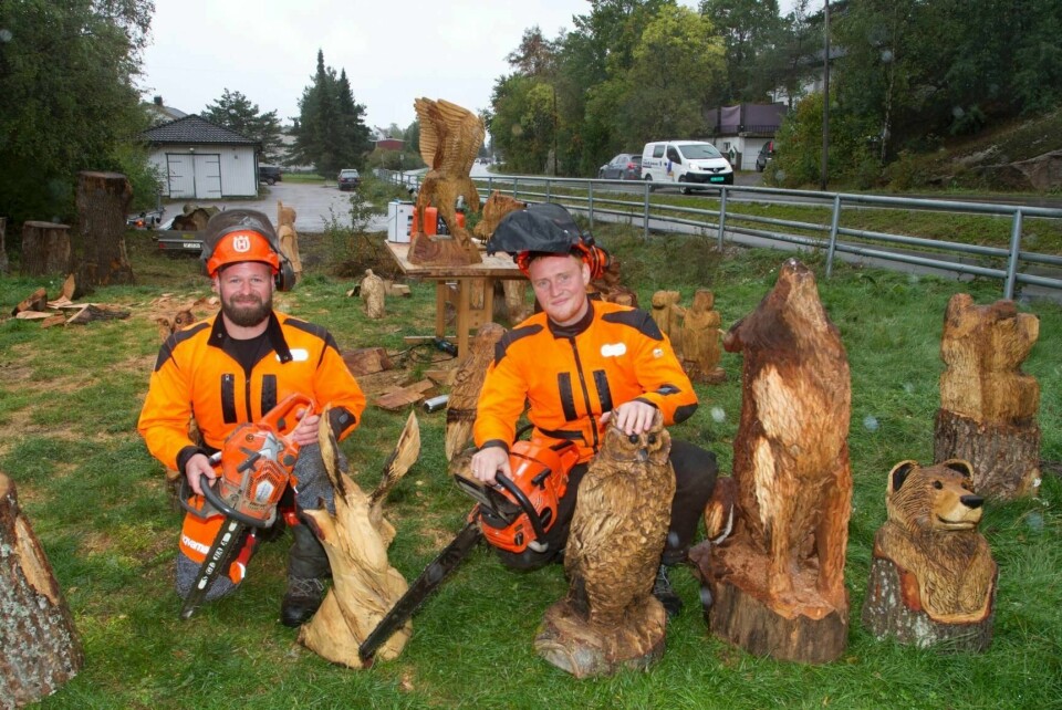 Derek Wheeler (31) og Karl Ovesen (27) i hagen ved Storveien hvor de mange flotte skulpturene lages. –Etterspørselen er stor sier, Derek.
