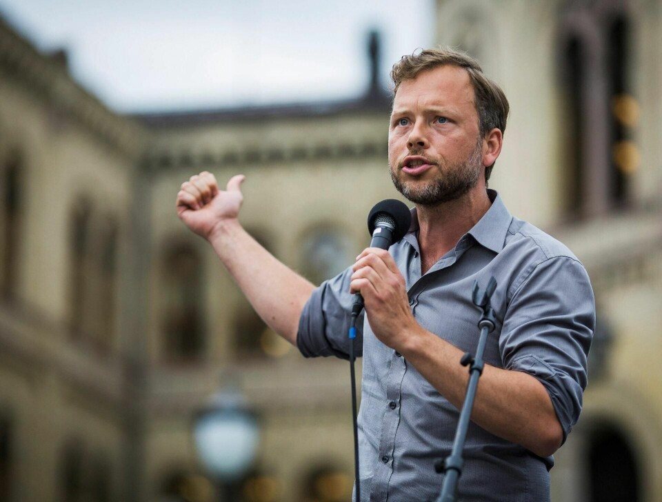 SV-leder Audun Lysbakken, her på en demonstrasjon for renholdere på jernbanen, mener pensjon fra første krone er et spørsmål om rettferdighet.