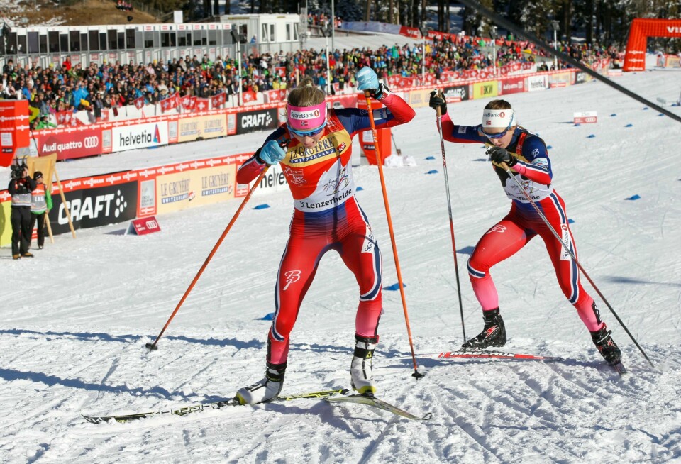 Ingvild Flugstad Østberg (t.h.) har tatt igjen Therese Johaug og fosser etterhvert forbi henne på søndagens Tour-etappe. FOTO: TERJE PEDERSEN/NTB SCANPIX