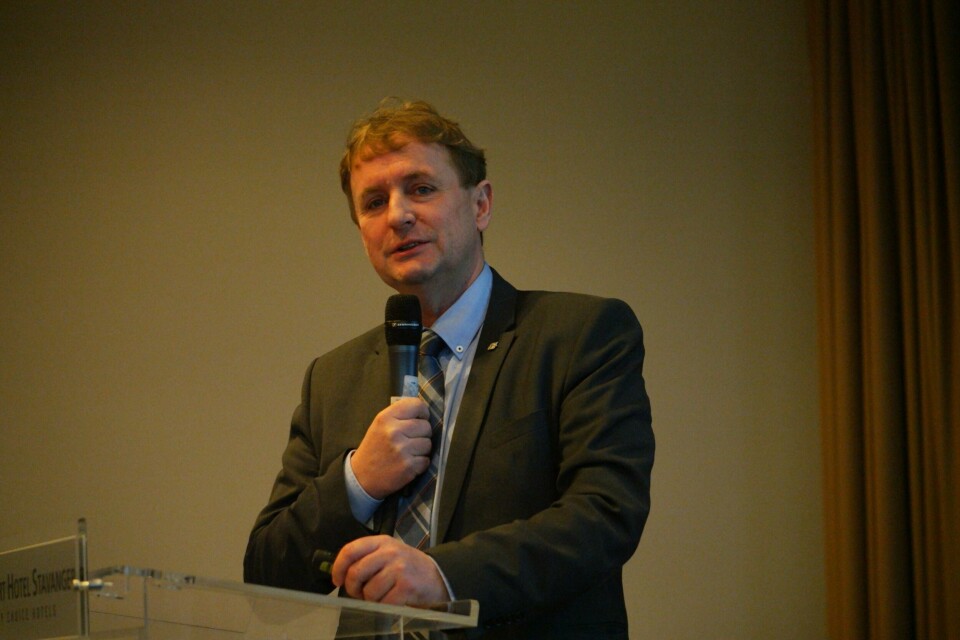 Regionveisjef Helge Eidsnes i Statens vegvesen la fram status på Vegvesenets prosjekter i Rogaland, og fleipet om at han måtte dekke over tre milliarder kroner av prosjekter i minuttet for å rekke over alt. Foto: Roy Storvik.