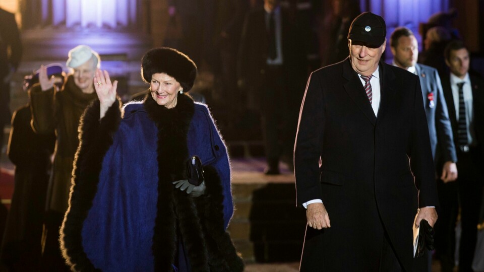 Det norske kongeparets 25-årsjubileum. Dronning Sonja, kong Harald og resten av kongefamilien forlater festforestilling i Universitetets Aula. FOTO: Berit Roald/NTB scanpix