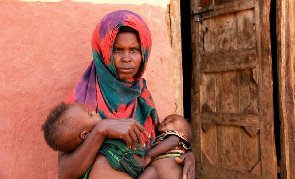 Toiba Mohammed (38) må gå ni timer til fots for å hente vann nå som den lokale vannkilden er tørket ut. Her er hun med sine to barn. FOTO: KYLE DEGRAW/REDD BARNA Toiba Mohammed (38) må gå ni timer til fots for å hente vann nå som den lokale vannkilden er tørket ut. Her er hun med sine to barn. FOTO: KYLE DEGRAW/REDD BARNA