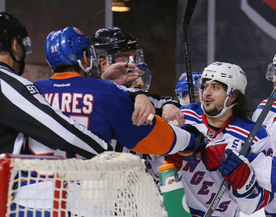 Mats Zuccarello (t.h.) kan få familiebesøk i New York. Klubben spanderer. FOTO: GETTY IMAGES/NTB SCANPIX
