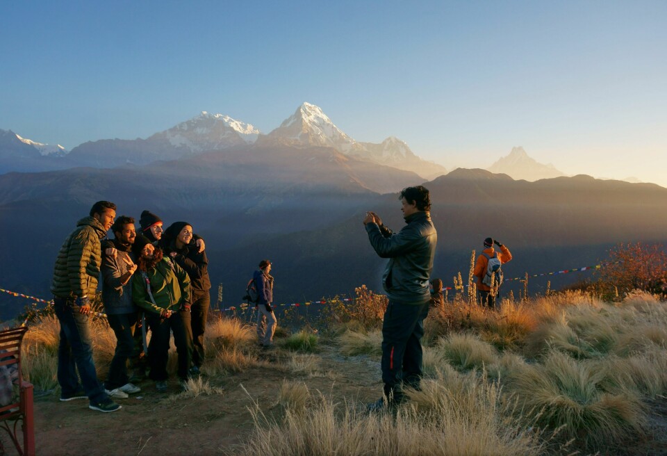 Gruppeklem foran noen av verdens høyeste fjell på Poon Hill. FOTO: CHRISTINE BAGLO Gruppeklem foran noen av verdens høyeste fjell på Poon Hill. FOTO: CHRISTINE BAGLO