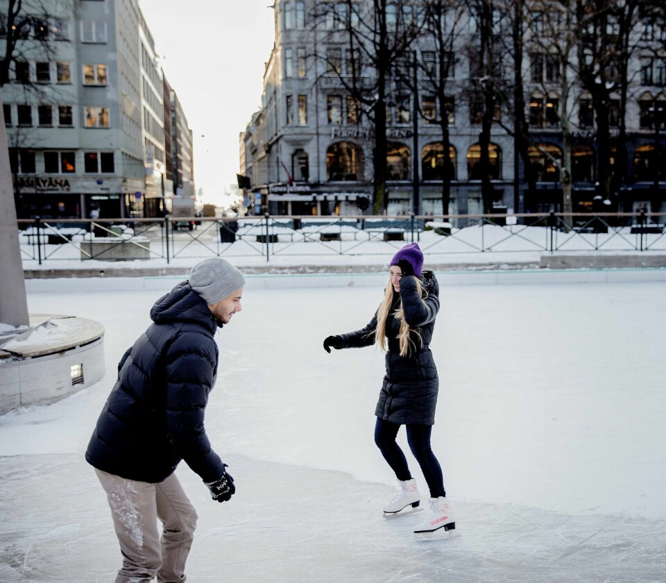 Emil Hanssen (22) og Isabella Blume (19) holder varmen ved å stå på skøyter i Spikersuppa. FOTO: HILDE UNOSEN