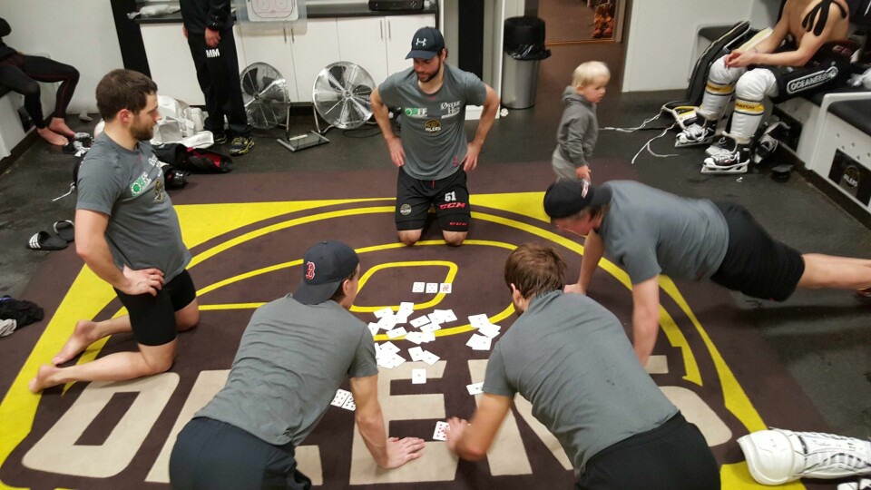 Dan Kissel og flere av de andre Oilers-gutta feirer seieren over Stjernen med et litt annerledes kortspill. Amerikaneren vant ikke, og måtte doble antallet kroppshevinger. Foto: Pål Karstensen.