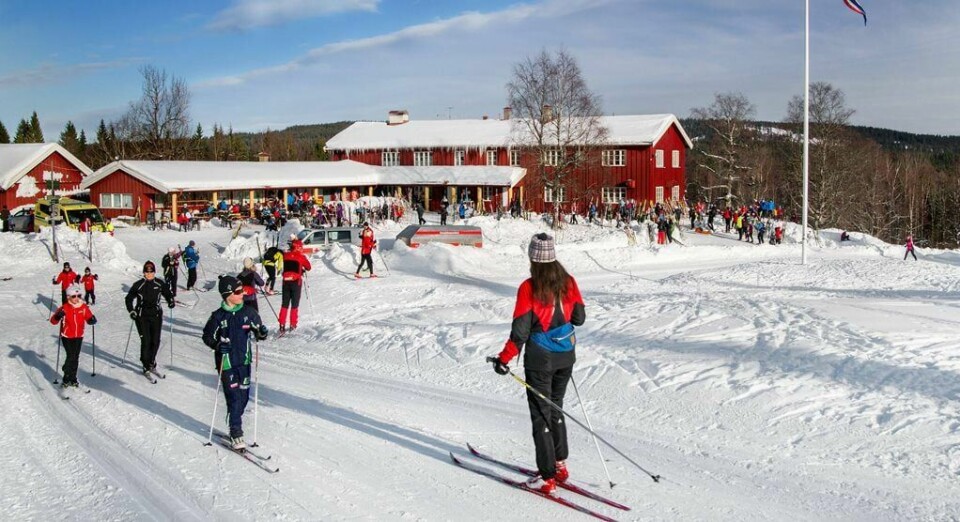 Nordmarka ligger klar, med snøsølv i toppene og silkeføre. Enn kakaopause på Ullevålseter er populært. FOTO: ERIK UNNEBERG