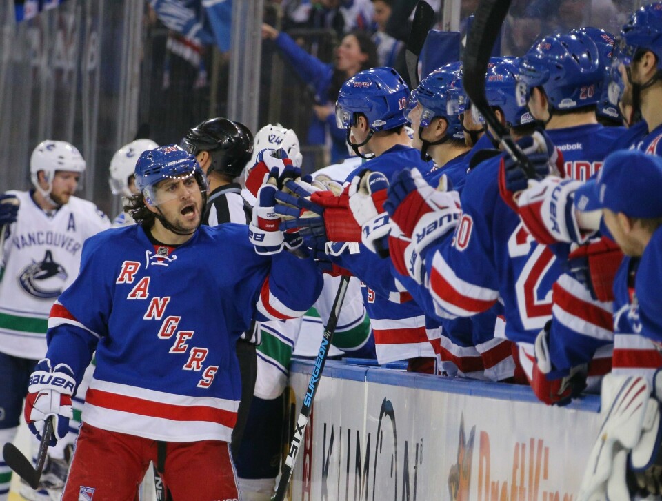 Mats Zuccarello jubler sammen med kompisene sine i Madison Square Garden i natt. FOTO: BRUCE BENNETT/GETTY IMAGES/NTB SCANPIX
