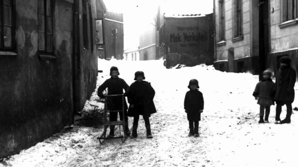Helt frem til 90-tallet kunne en råke til å støte på sparkere i Oslo. Dette bildet er fra Mellemgaten i Vestre Vika i daværende Kristiania. Årstallet er 1910. FOTO: NTB scanpix