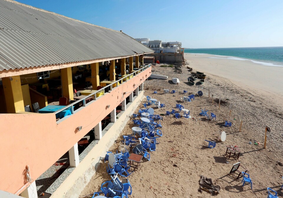 Slik så det ut etter angrepet på en restaurant på Lido-stranden i Mogadishu, der flere restauranter har åpnet de siste årene. FOTO: FEISAL OMAR/NTB SCANPIX Slik så det ut etter angrepet på en restaurant på Lido-stranden i Mogadishu, der flere restauranter har åpnet de siste årene. FOTO: FEISAL OMAR/NTB SCANPIX