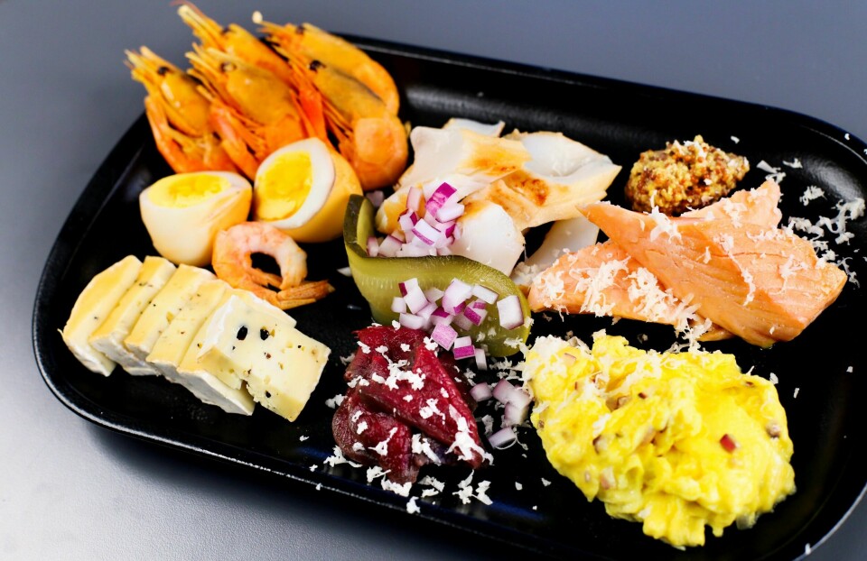 Ost, egg, reker, torsk, laks og hjort har fått en runde i røyken. FOTO: CARL MARTIN NORDBY