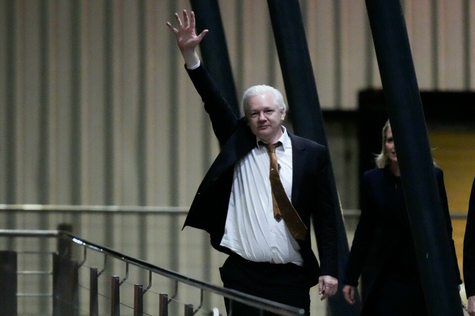 WikiLeaks-grunnlegger Julian Assange vinker etter at han landet på flybasen Fairbairn i Canberra onsdag kveld. WikiLeaks-grunnlegger Julian Assange vinker etter at han landet på flybasen Fairbairn i Canberra onsdag kveld. Foto: Rick Rycroft / AP / NTB
