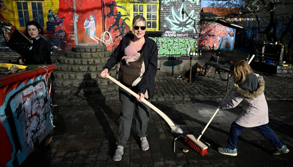 I vår ble Pusher Street gravd opp, samtidig ble det forbudt å sette opp hasjboder. Nå skal gaten bli ny – for 85 millioner danske kroner. Lørdag inviterte christianittene alle til å grave opp brosteinen i Pusher Street i Christiania i København. Foto: Johan Nilsson / TT / NTB