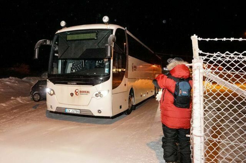SENDT UT: Tirsdag kveld ble de første asylsøkerne retuernert med buss til Russland. FOTO: OLE-TOMMY PEDERSEN/NTB SCANPIX