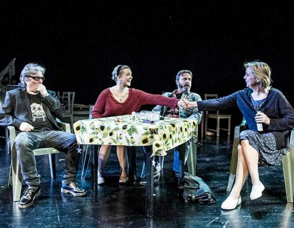 Familiene Johnsen og Johnsen strever med å håndtere livet i komedien på Det Norske Teatret. FOTO: DAG JENSSEN/DET NORSKE TEATRET