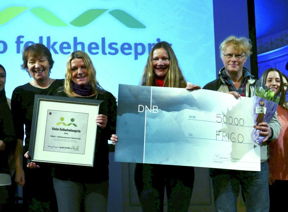 Ordfører Marianne Borgen (SV, fra venstre), deler ut pris til FRIGO ved Ellen Vik Ossiannilsson, Line Rylandsholm og Harald Thommessen. FOTO: ESPEN H. RUSDAL