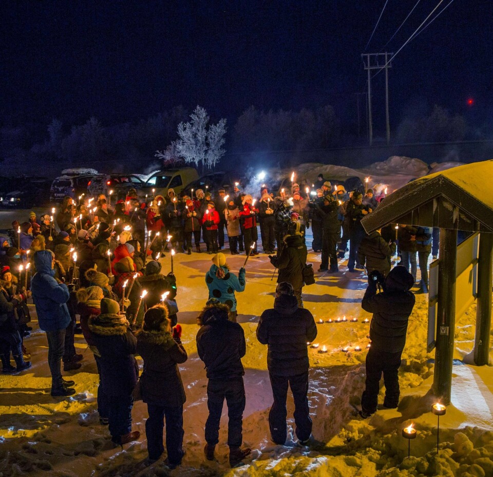 PROTEST: Rundt 100 møtte før helga opp i en støttemarkering utenfor Vestleiren i Kirkenes der opp mot 60 asylsøkere ventet på retur til Russland uten å få prøvd sin asylsøknad i Norge.FOTO: JAN-MORTEN BJØRNBAKK/NTB SCANPIX