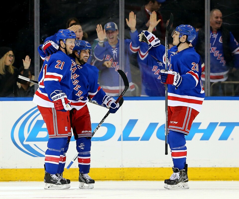 Mats Zuccarello (nr. 36) jubler sammen med Derek Stepan (21) og Chris Kreider (20) i Madison Square Garden i natt. FOTO: GETTY IMAGES/NTB SCANPIX