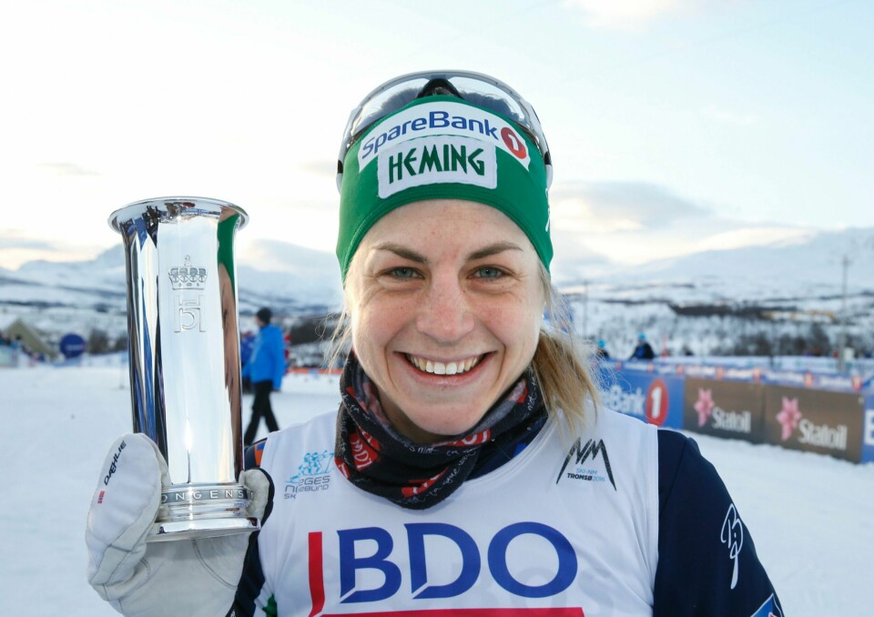 Astrid Uhrenholdt Jacobsen fikk denne premien av kong Harald i Tromsø lørdag. FOTO: TERJE PEDERSEN/NTB SCANPIX