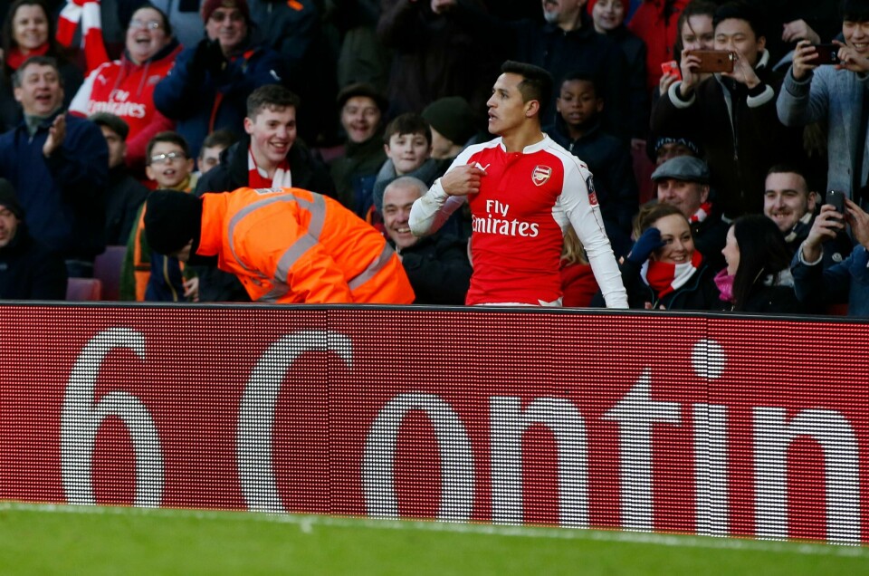 Alexis Sanchez er akkurat her spilt over sidelinja, men sørget for avansement for Arsenal i lørdagens FA-cup. FOTO: JOHN SIBLEY/REUTERS/NTB SCANPIX