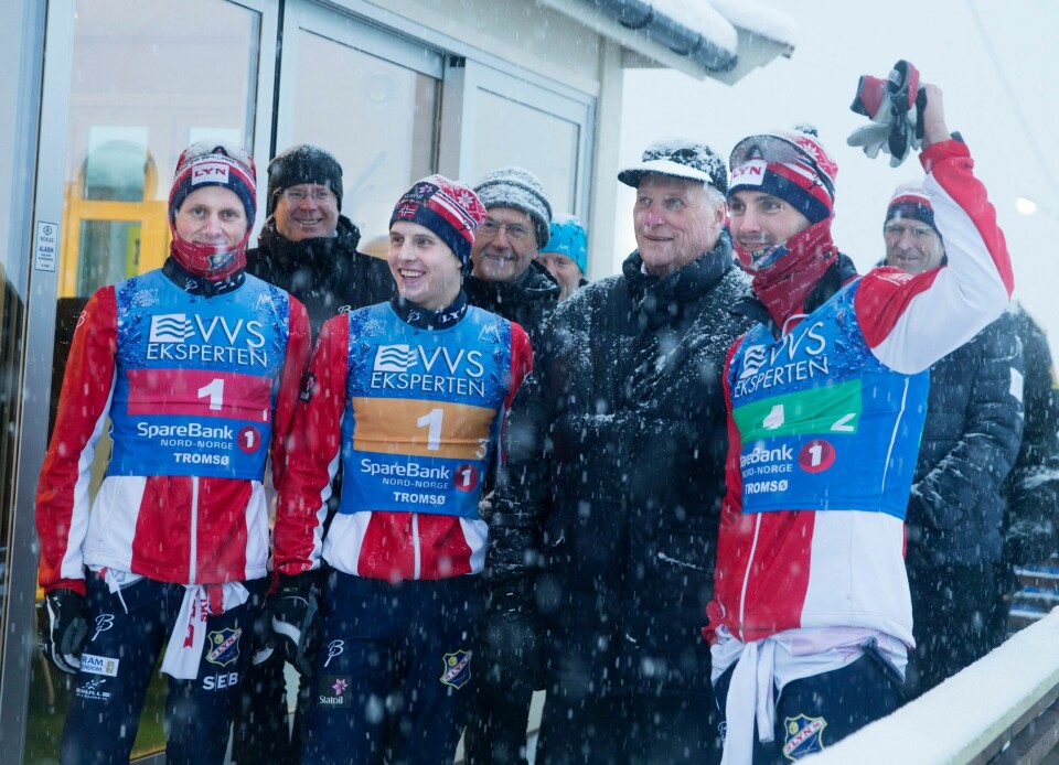 Samling fra Oslo vest i Tromsø søndag: Lyns vinnerlag på stafetten sammen med kong Harald. Fra venstre Jonas Udjus Frorud, Simen Hegstad Krüger og Hans Christer Holund. FOTO: TERJE PEDERSEN/NTB SCANPIX