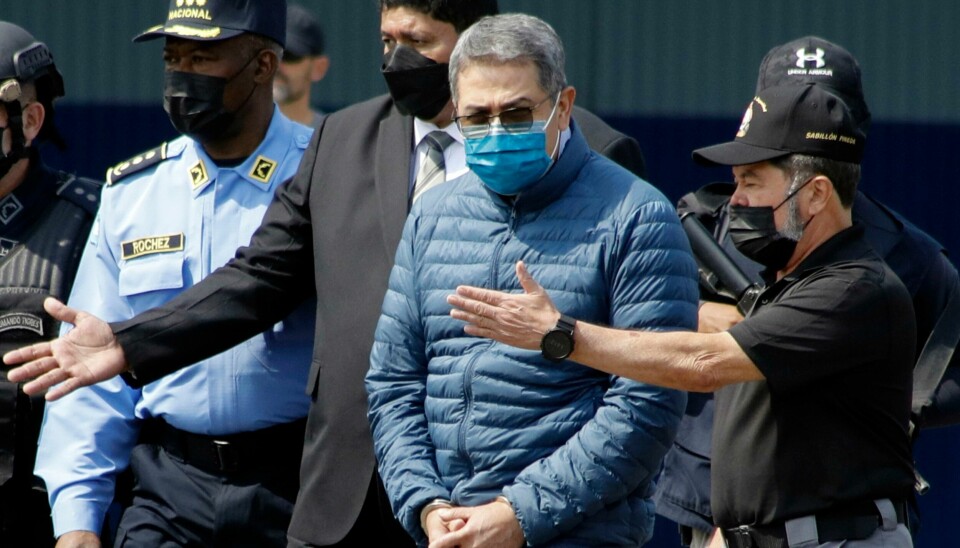 Honduras' tidligere president Juan Orlando Hernandez føres i håndjern til flyet som brakte ham fra hjemlandet til USA da han ble utlevert 21. april 2022. Nå er han dømt til å tilbringe flere tiår i amerikansk fengsel. Honduras' tidligere president Juan Orlando Hernandez føres i håndjern til flyet som brakte ham fra hjemlandet til USA da han ble utlevert 21. april 2022. Nå er han dømt til å tilbringe flere tiår i amerikansk fengsel. Foto: Elmer Martinez / AP / NTB