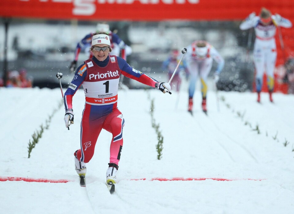 Her går Maiken Caspersen Falla først i mål i finalen i Stockholm torsdag ettermiddag. FOTO: SØREN ANDERSSON/TT/SCANPIX