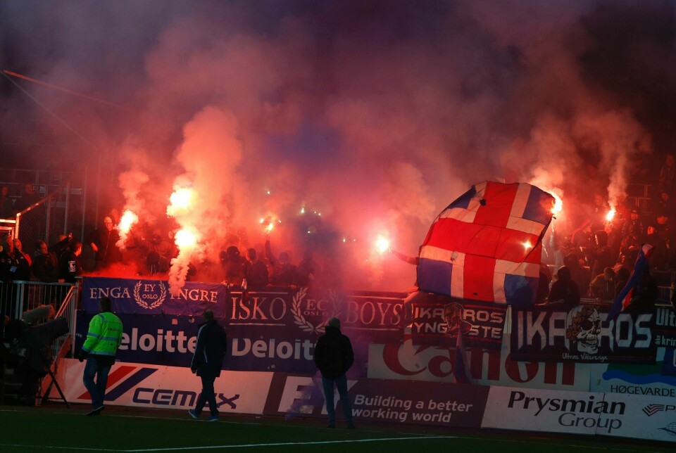 Det er disse bildene fra siste serierunde på Marienlyst i Drammen i fjor som gjør at Vålerenga risikerer spill for tomme tribuner hvis man ikke får kontroll på de voldelige supporterne. FOTO: TERJE PEDERSEN/NTB SCANPIX