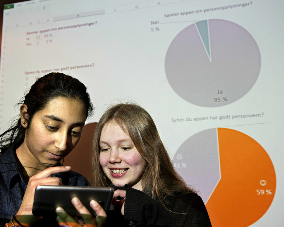 Appene krever at du deler mye informasjon om deg selv. Tiendeklassingene Rohani Arzo Hussain og Kaja Børresen Solli fra Fyrstikkalleen skole i Oslo leker seg med spillet «Plants vs Zombies», den eneste av 22 apper som ikke spør om mer enn et kallenavn. FOTO: MIMSY MØLLER Appene krever at du deler mye informasjon om deg selv. Tiendeklassingene Rohani Arzo Hussain og Kaja Børresen Solli fra Fyrstikkalleen skole i Oslo leker seg med spillet «Plants vs Zombies», den eneste av 22 apper som ikke spør om mer enn et kallenavn. FOTO: MIMSY MØLLER