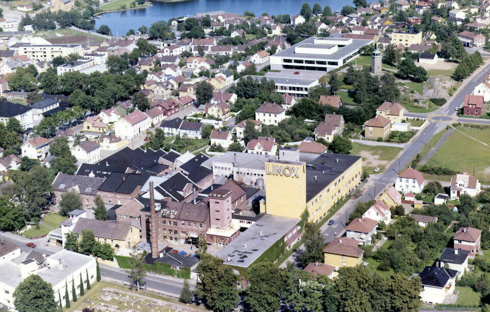 Helly Hansen: Den mest kjente industribedriften på Skarmyra var Helly Hansen, som ble etablert på Høienhald i 1877. Her avbildet med det velkjente Linox-tårnet. I dag er det blitt et stort boligkompleks på store deler av den gamle Helly Hansen-tomta. FOTO: MOSS BY- OG INDUSTRIMUSEUM Helly Hansen: Den mest kjente industribedriften på Skarmyra var Helly Hansen, som ble etablert på Høienhald i 1877. Her avbildet med det velkjente Linox-tårnet. I dag er det blitt et stort boligkompleks på store deler av den gamle Helly Hansen-tomta. FOTO: MOSS BY- OG INDUSTRIMUSEUM