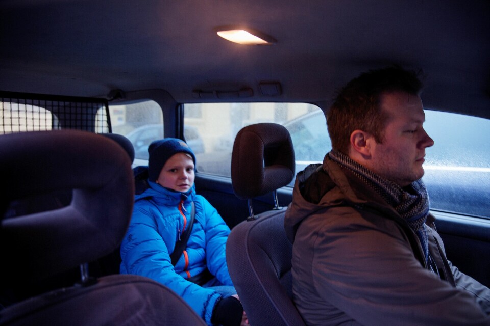 Nok en transportetappe for Aksel Rykkvin og pappa Rikard. Ikke sjelden inntas middagen i bilen på vei fra skole til øving. FOTO: Hilde Unosen Nok en transportetappe for Aksel Rykkvin og pappa Rikard. Ikke sjelden inntas middagen i bilen på vei fra skole til øving. FOTO: Hilde Unosen
