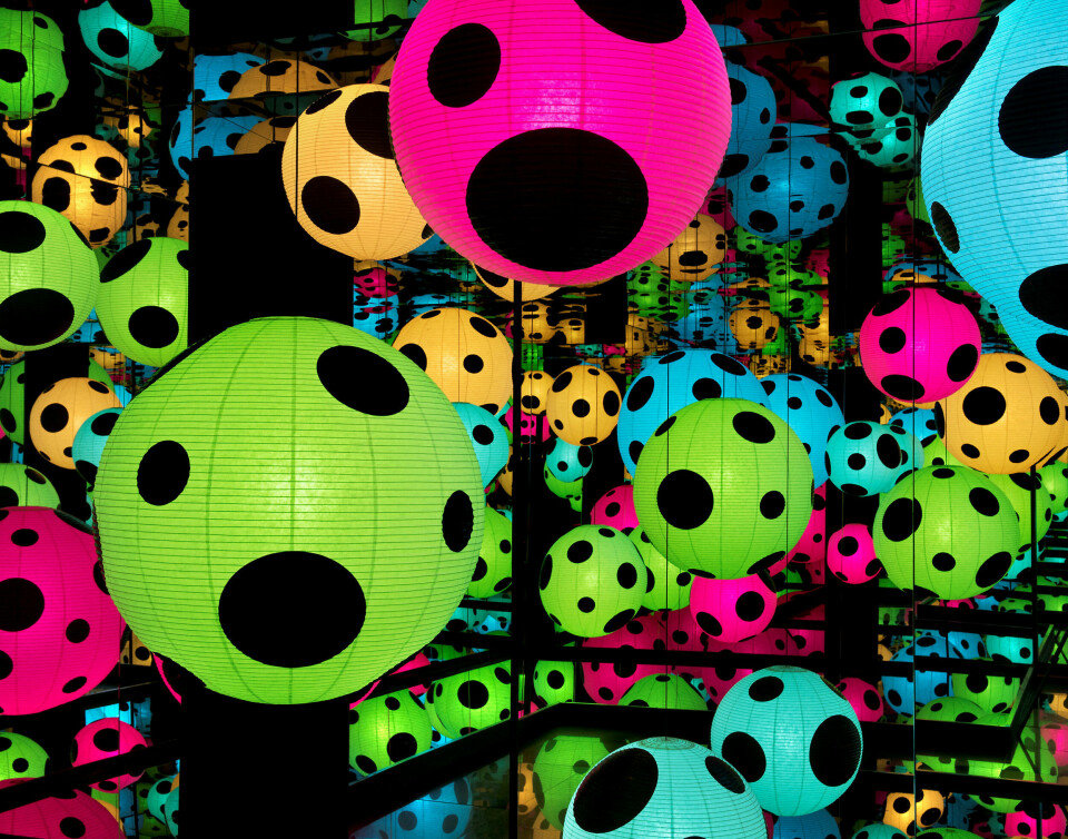 Yayoi Kusama ble kåret til verdens mest populære kunstner i fjor. Hun kunne hvilt på sine laurbær, men 86 år gammel er hun fortsatt aktiv hver eneste dag. Installasjonen «Uendelighetsspeilrom – Hyllest til livet» får sin verdenspremiere på Henie Onstad Kunstsenter. ALLE FOTO: MIMSY MØLLER Yayoi Kusama ble kåret til verdens mest populære kunstner i fjor. Hun kunne hvilt på sine laurbær, men 86 år gammel er hun fortsatt aktiv hver eneste dag. Installasjonen «Uendelighetsspeilrom – Hyllest til livet» får sin verdenspremiere på Henie Onstad Kunstsenter. ALLE FOTO: MIMSY MØLLER